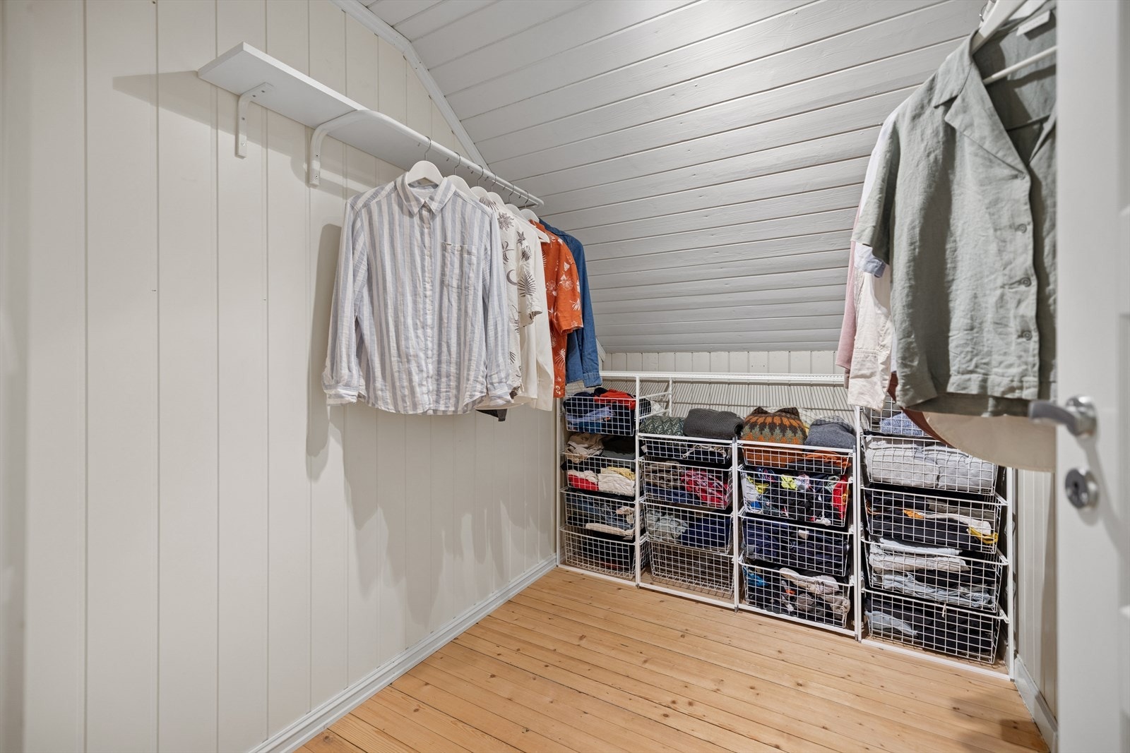 God plass til oppbevaring med både hyller og kurvsystemer. Galleribilde