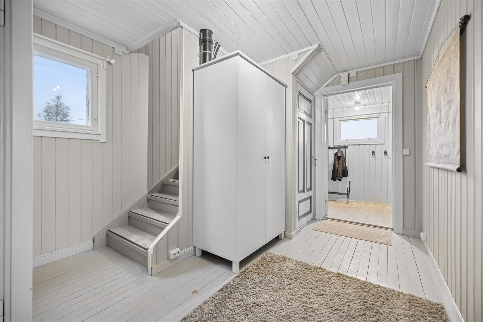 Gangen har god plass til oppbevaring av yttertøy og sko. Galleribilde
