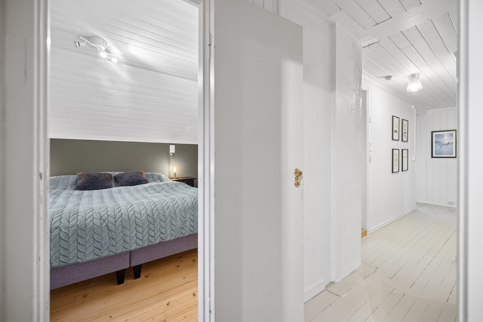 Gangen gir adkomst til etasjens tre soverom og bad. Galleribilde