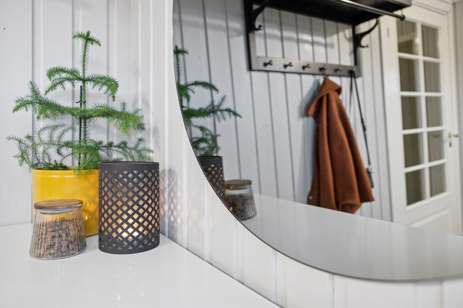 Gjennomgående lyse overflater og panelvegger gir en helhetlig stil. Galleribilde