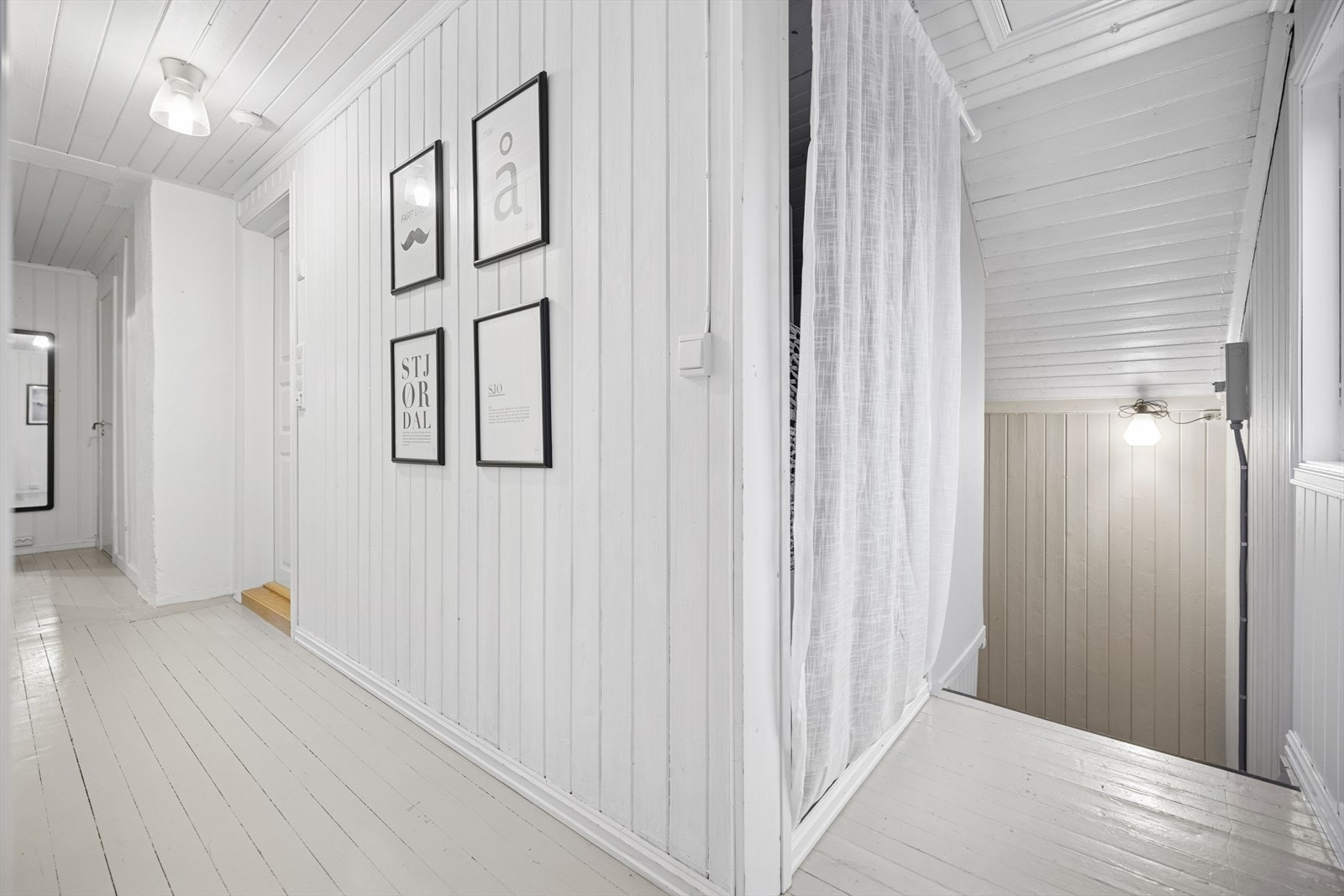 Trapperommet leder opp til en lys og romslig gang i andre etasje. Galleribilde