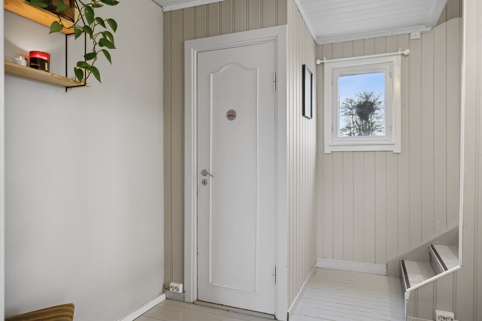 Praktisk plassert toalettrom i tilknytning til gangen. Galleribilde