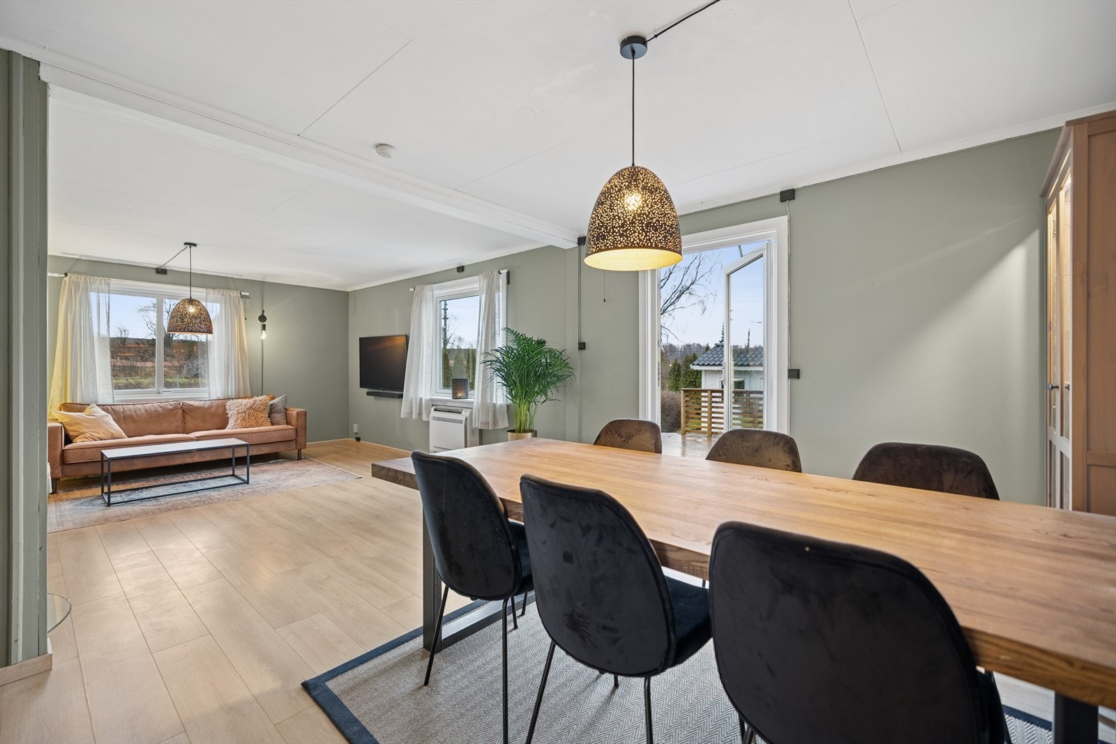 Store vindusflater gir rikelig med naturlig lys til oppholdsrommene. Galleribilde