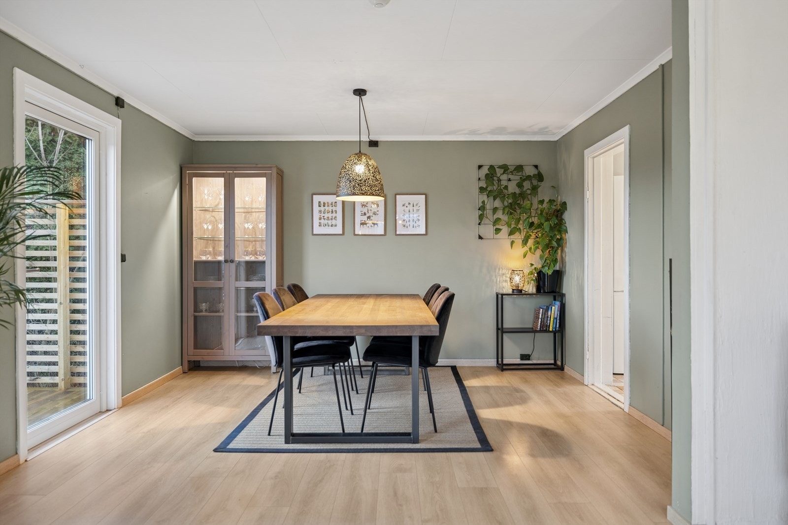 Spisestuen har plass til et stort langbord. Galleribilde