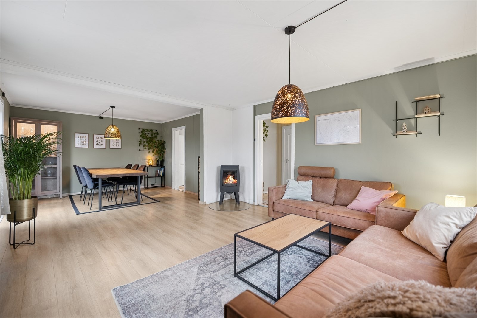 Stuen og spisestuen utgjør et stort, åpent allrom med plass til flere soner. Galleribilde