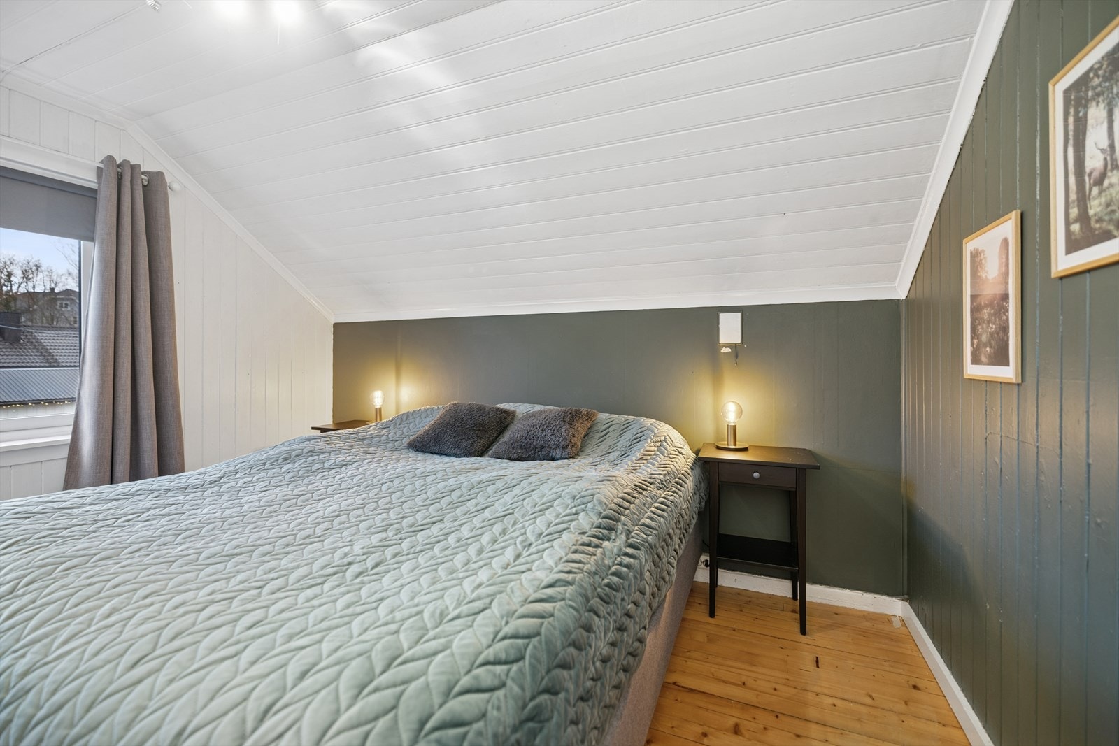 Hovedsoverommet har god plass til dobbeltseng og nattbord. Galleribilde