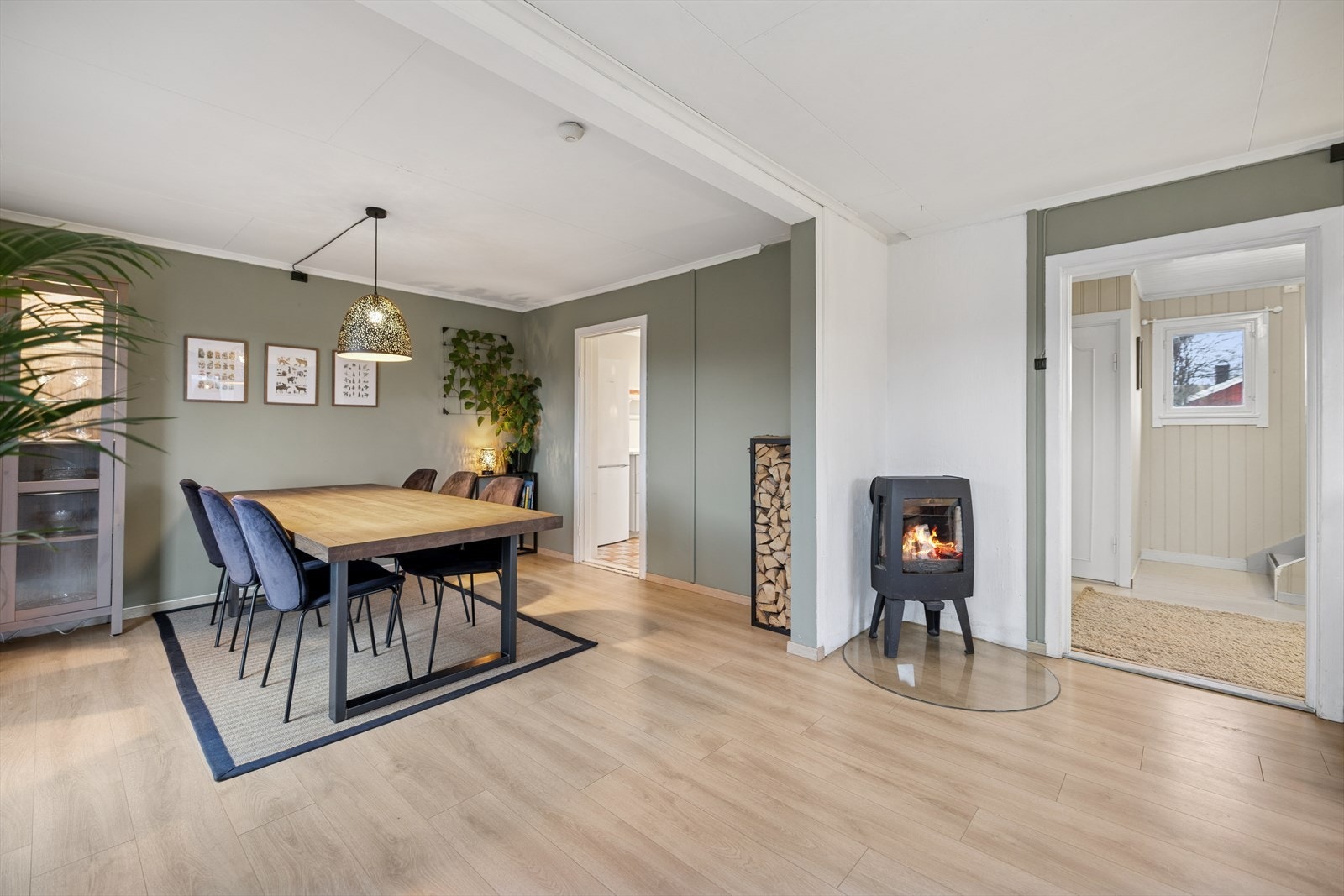 Åpne overganger mellom rommene skaper en god flyt i etasjen. Galleribilde