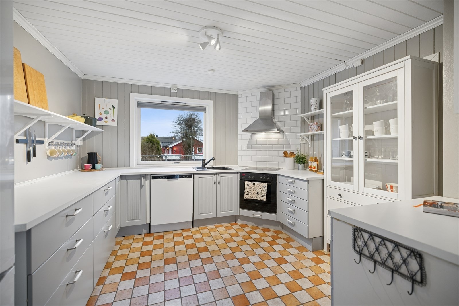 Kjøkkenet har en praktisk U-formet innredning med rikelig skap- og benkeplass. Galleribilde