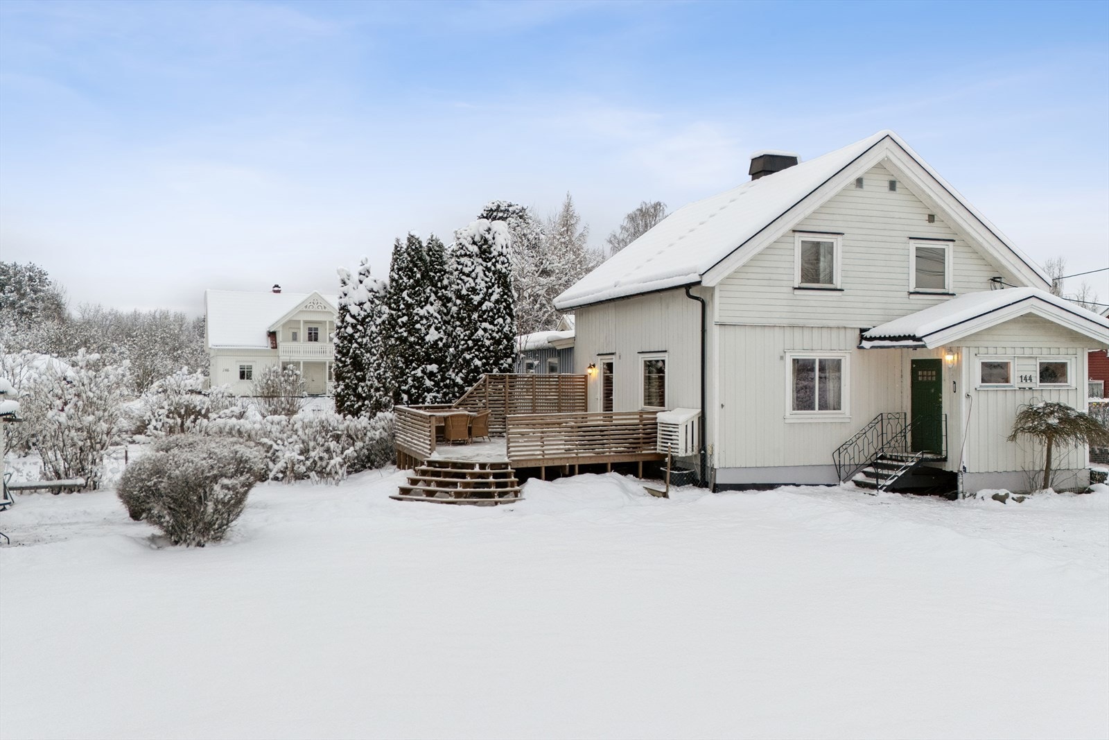 Enebolig over to plan og kjeller med en stor og åpen tomt. Galleribilde