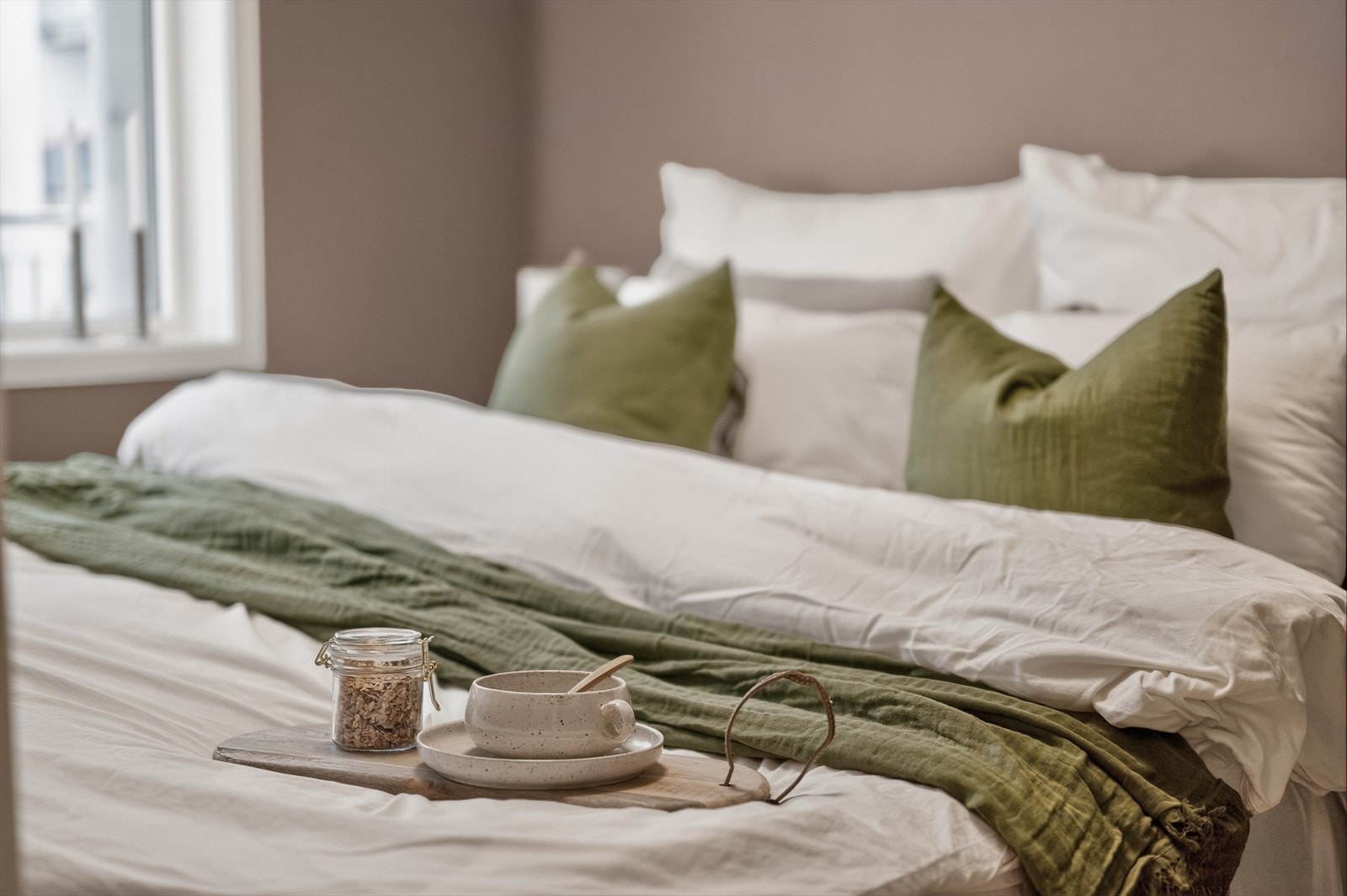 Nærbilde av soverommet som har plass til dobbeltseng og praktisk løsning med to innganger. Galleribilde