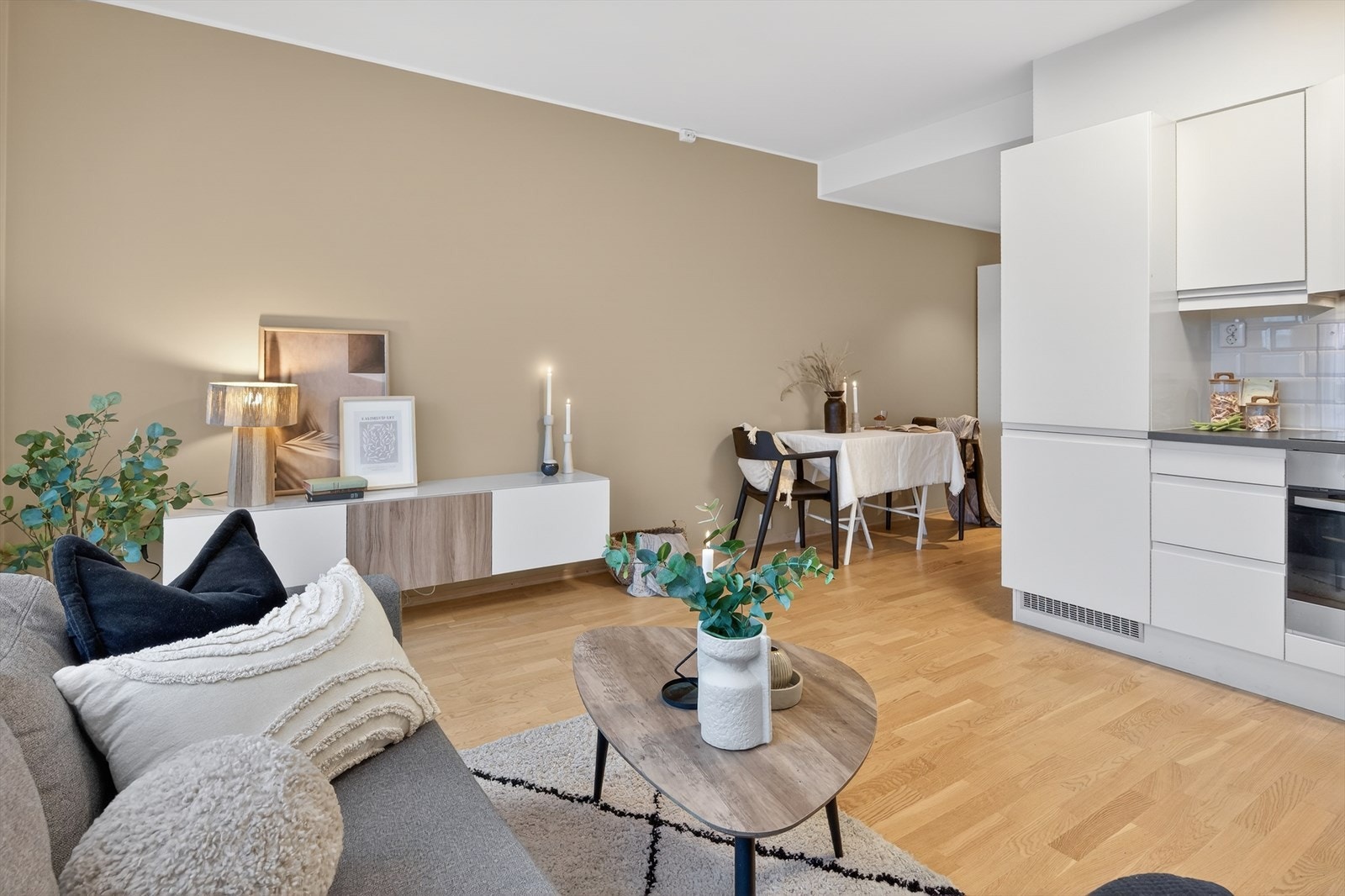 Stuen er påkostet og har blant annet hvitpigmentert eikeparkett som gir et moderne og stilrent uttrykk. Galleribilde