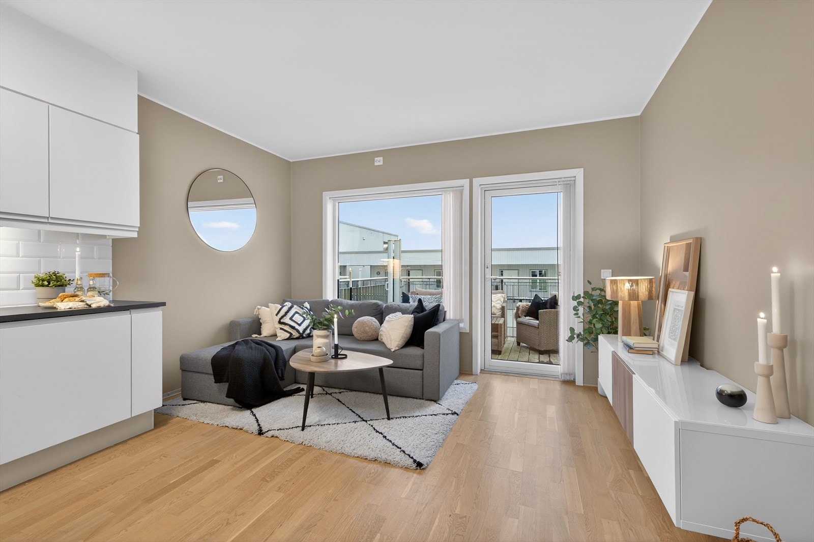 Lys og trivelig stue med store vindusflater og direkte utgang til balkong - en naturlig forlengelse av oppholdsrommet med gode solforhold. Galleribilde