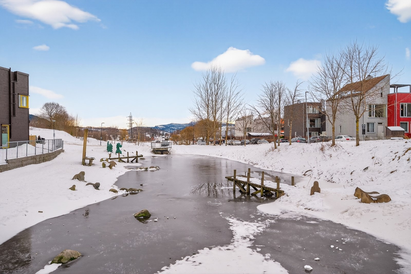 Nærområdet byr på rolige omgivelser med kort vei til lekeplasser, fotballbaner og flotte turmuligheter. Den attraktive beliggenheten sikrer også gangavstand til skoler, barnehager, dagligvare, kollektivtransport og Estenstadmarka. Galleribilde