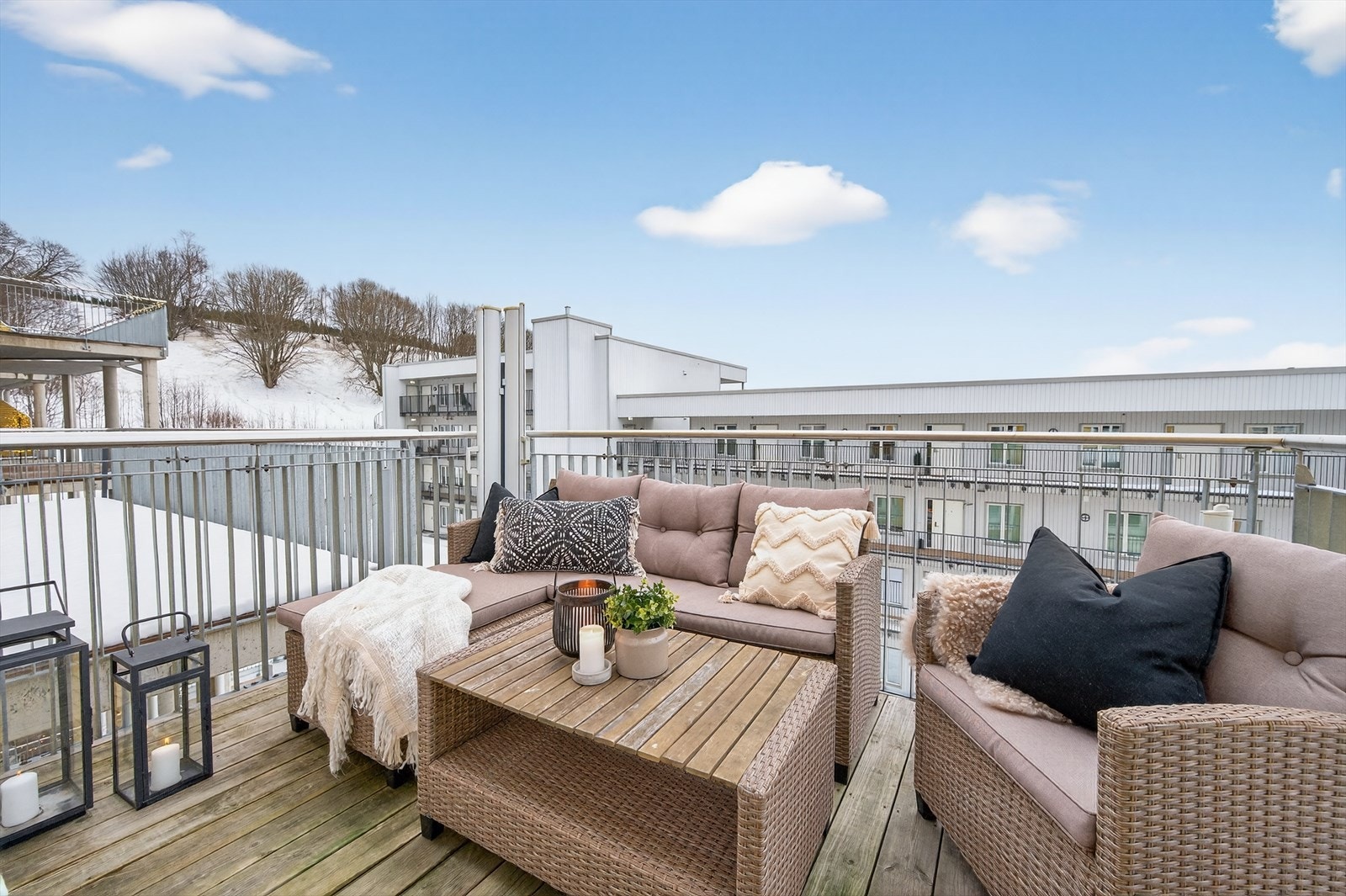 Sørvendt balkong på ca. 8 kvm med ypperlige solforhold - perfekt for rolige morgenstunder og hyggelige ettermiddager. Galleribilde