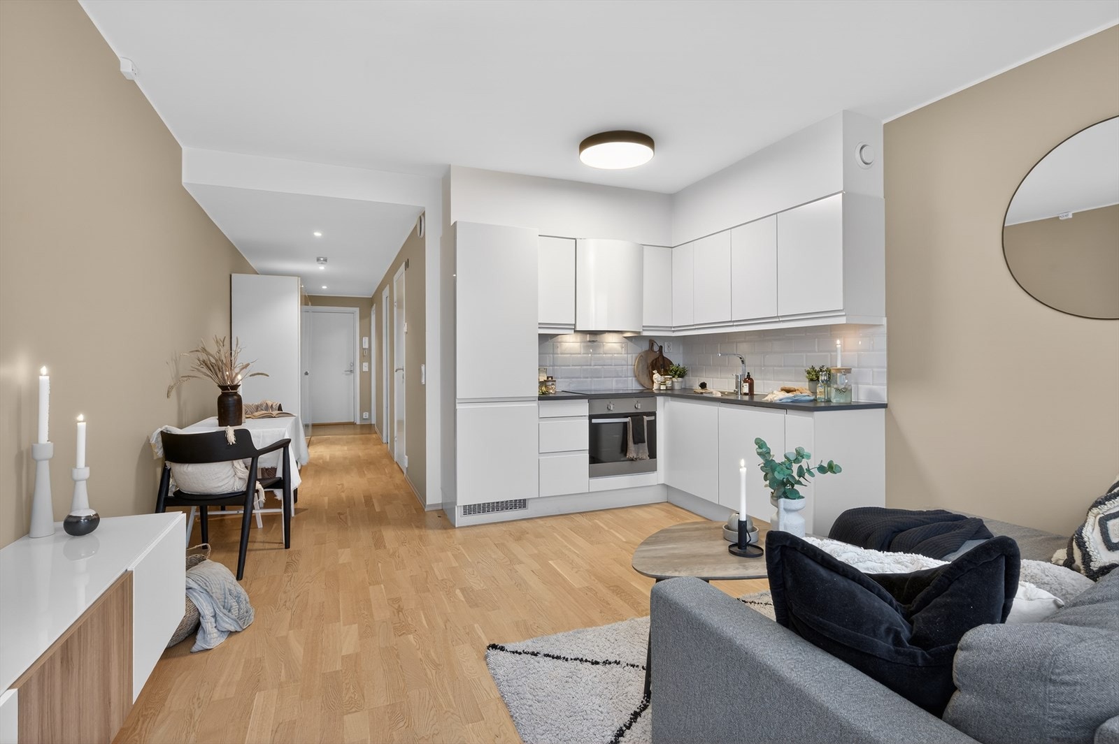 Åpen løsning mellom stue og kjøkken gir en sosial og funksjonell planløsning som er enkel å møblere. Galleribilde