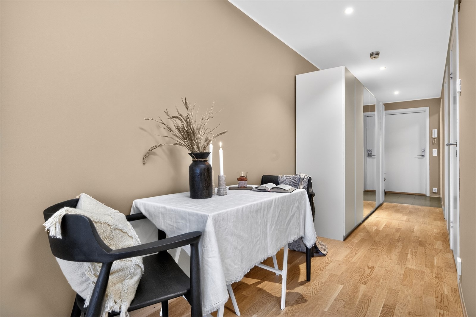 Leilighetens spiseplass med plass til bord hvor gode måltider kan nytes. Det kan også nevnes at leiligheten har balansert ventilasjon som sikrer godt inneklima året rundt. Galleribilde