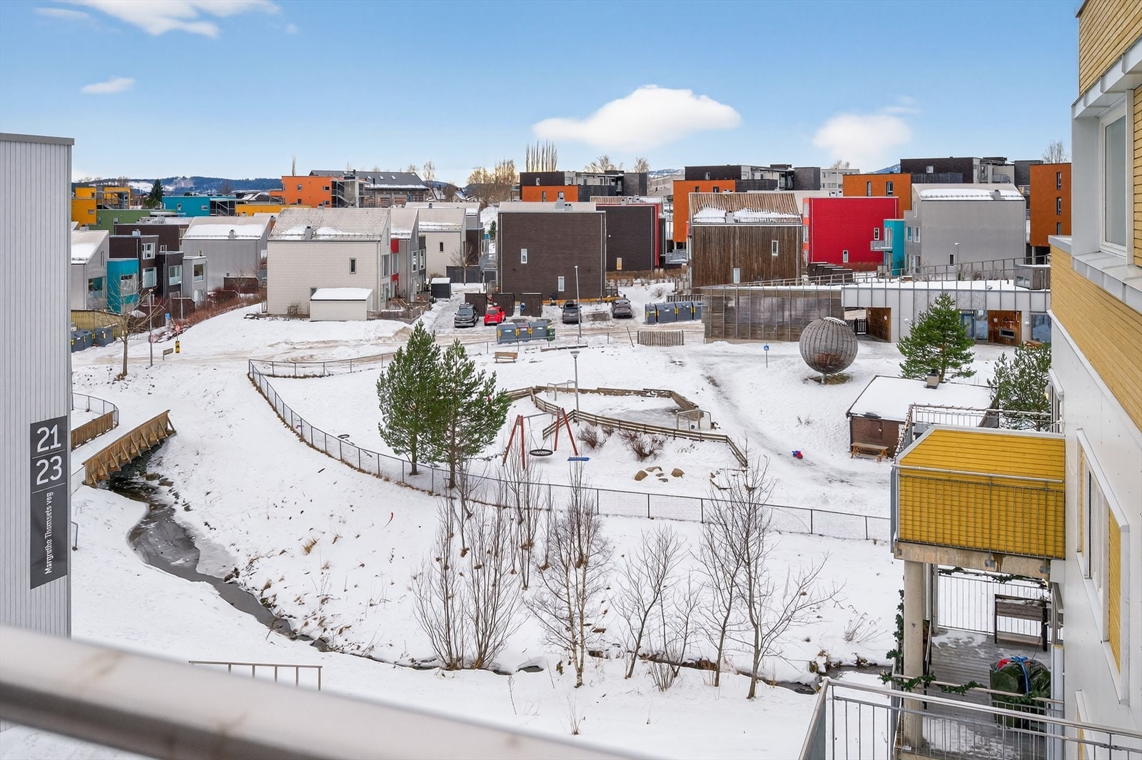 Utsikt fra balkongen grønne omgivelser - her bor du tilbaketrukket, men samtidig sentralt. Galleribilde