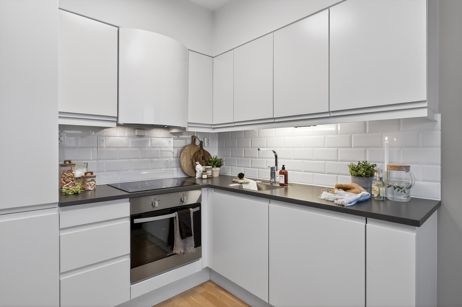 Moderne kjøkken fra HTH med integrerte hvitevarer - kjøl/frys, komfyr med koketopp og oppvaskmaskin medfølger. Galleribilde