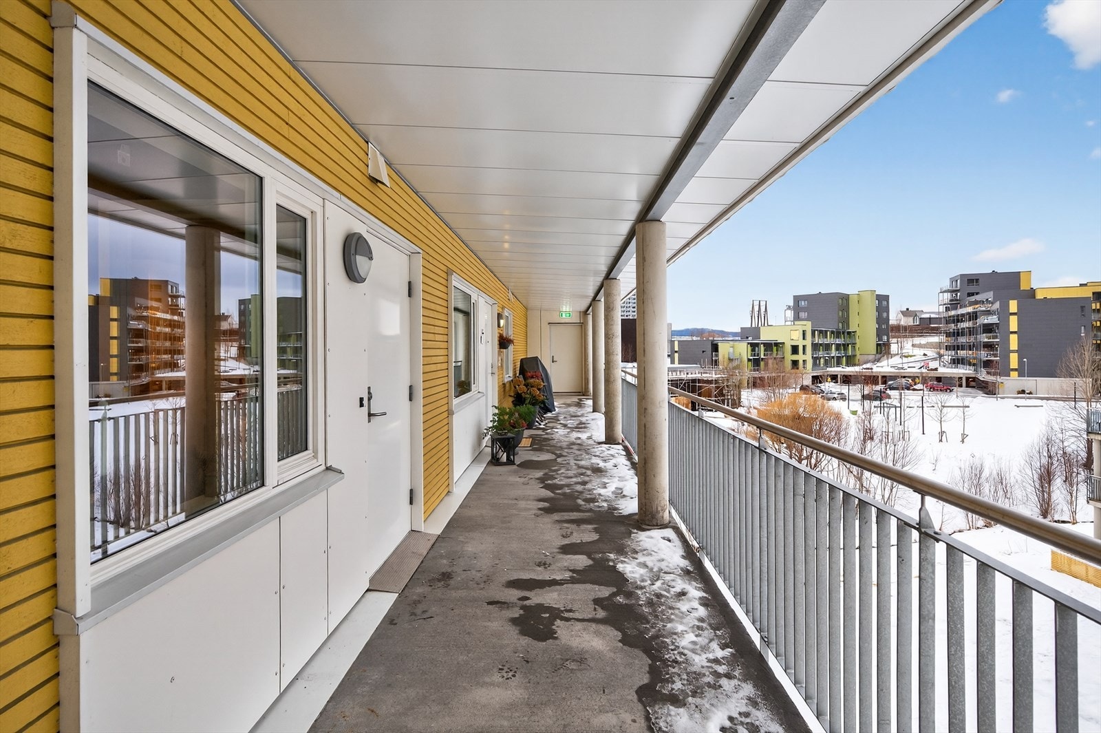 Inngangsparti til bygget - pent opparbeidet og med enkel adkomst til leiligheten via heis/trappegang. Galleribilde