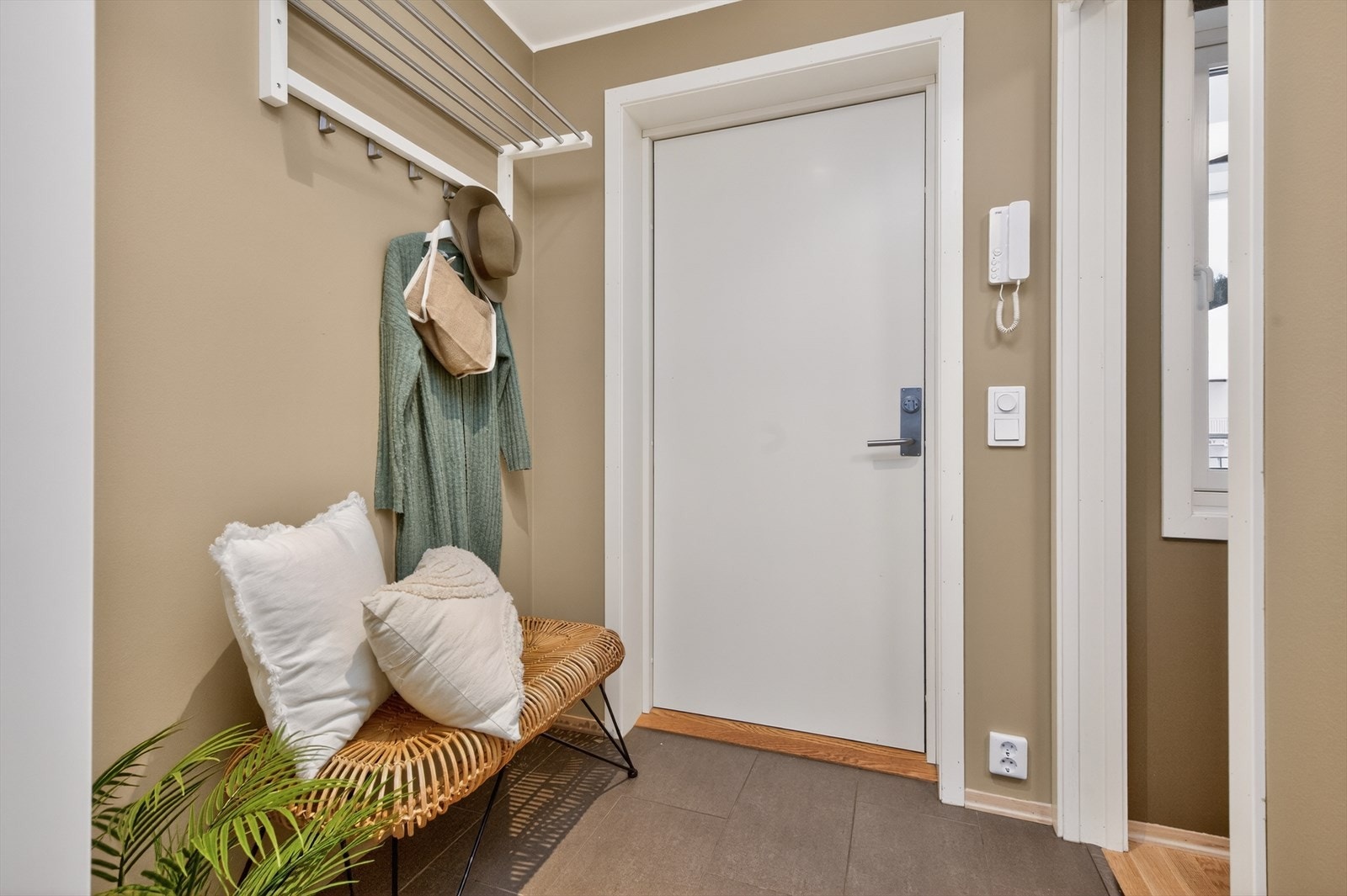 I gangen er det etablert garderobeskap med god oppbevaringsplass for yttertøy og sko. Galleribilde