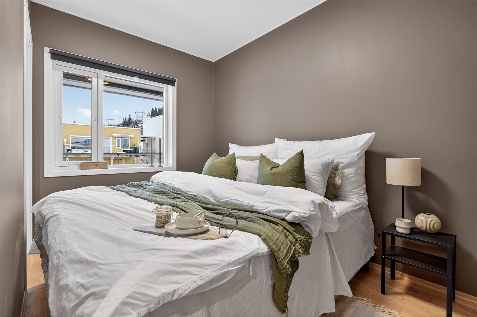 Lyst og trivelig soverom med parkett på gulv og rolige fargevalg på veggene. Galleribilde