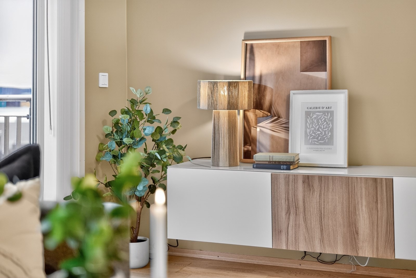 Romslig stue med god takhøyde og fleksible møbleringsmuligheter for både sofagruppe og spiseplass. Galleribilde