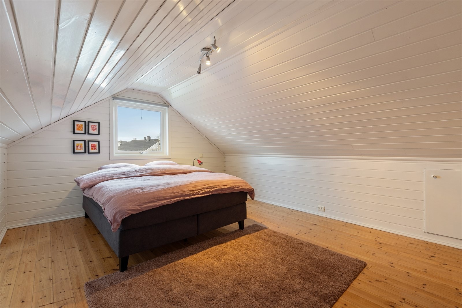 Rom innredet som soverom. Et stort og godt rom med lagring i kneveggene (se punkt "ferdigattest"). Galleribilde