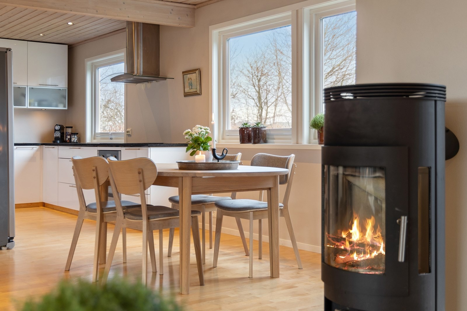 Stuen er ellers utstyrt med en flott vedovn som sørger for god varme på kalde dager. Galleribilde