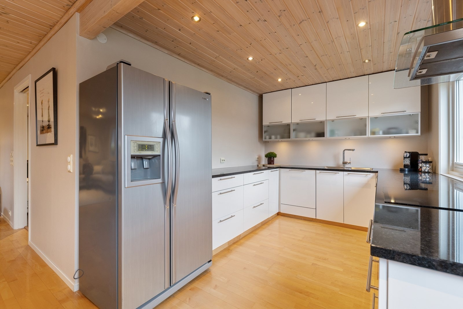 Kjøkkenet er ellers utstyrt med oppvaskmaskin, frittstående kjøleskap, stekeovn, koketopp og kjøkkenventilator med avtrekk ut. Galleribilde