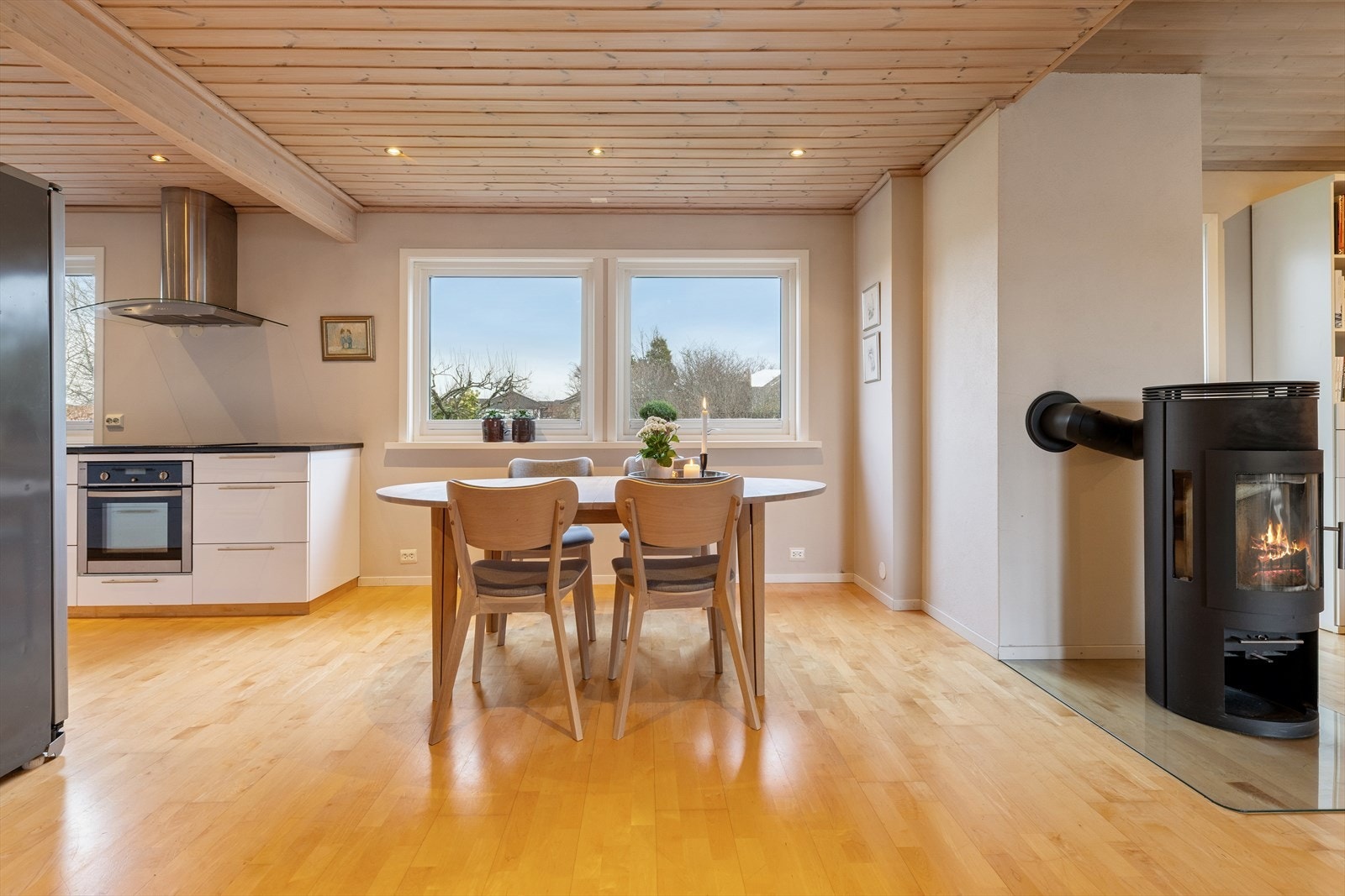 I stuen har man god plass til å dekke langbord og invitere venner og familie på besøk. Galleribilde