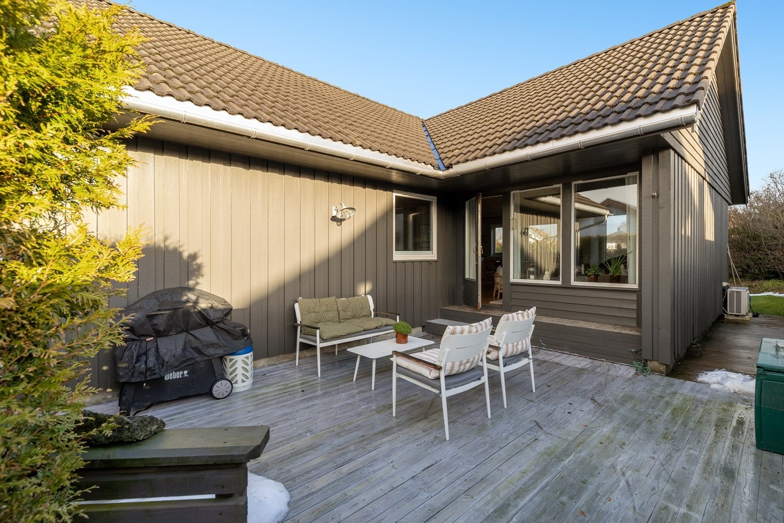 Med utgang fra stuen har man tilkomst til en romslig og skjermet terrasse hvor man har god plass til å møblere med sittegrupper og grill. Galleribilde