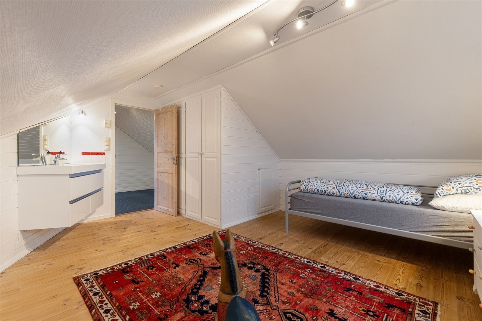 Rommet er også utstyrt med baderomsinnredning med nedfelt servant (se punkt "ferdigattest"). Galleribilde