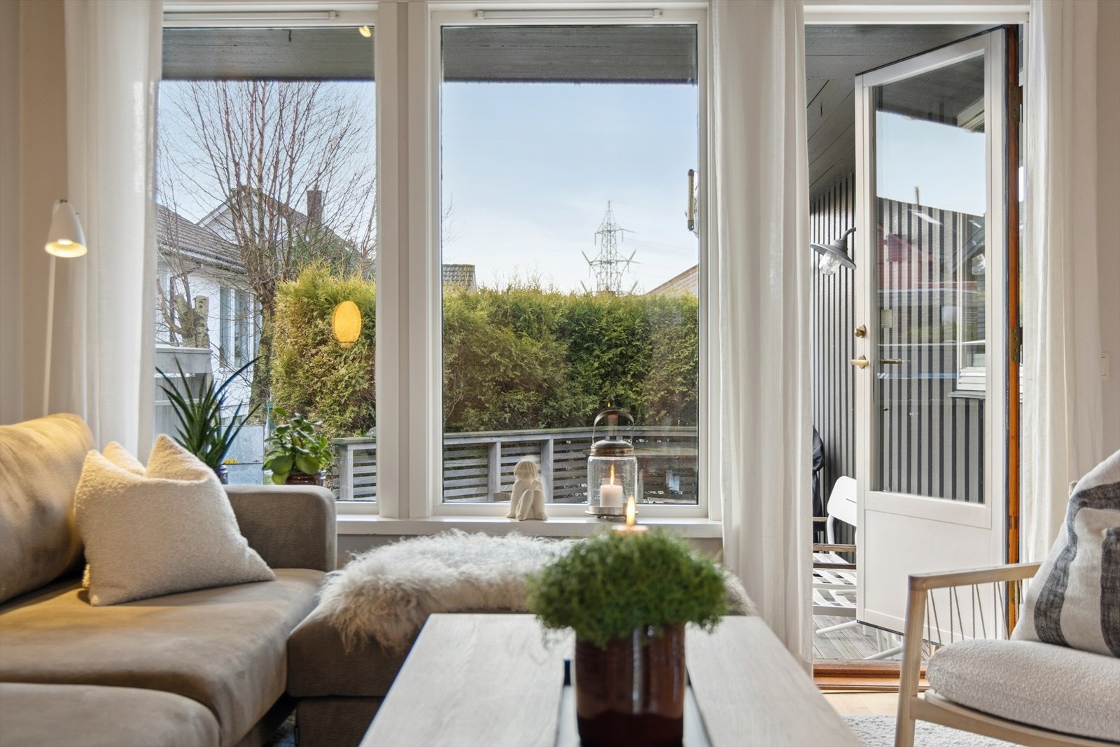 Fra stuen har man utgang til en romslig og skjermet terrasse. Galleribilde