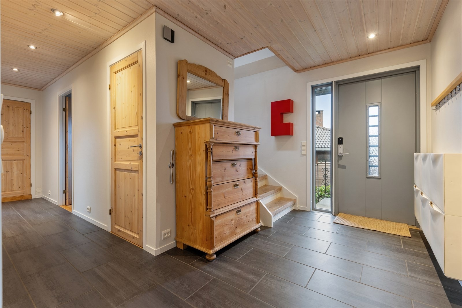 Man ønskes velkommen inn i en lys og romslig gang som er praktisk innredet med flislagt gulv. Her får man umiddelbart et godt førsteinntrykk av boligen! Galleribilde