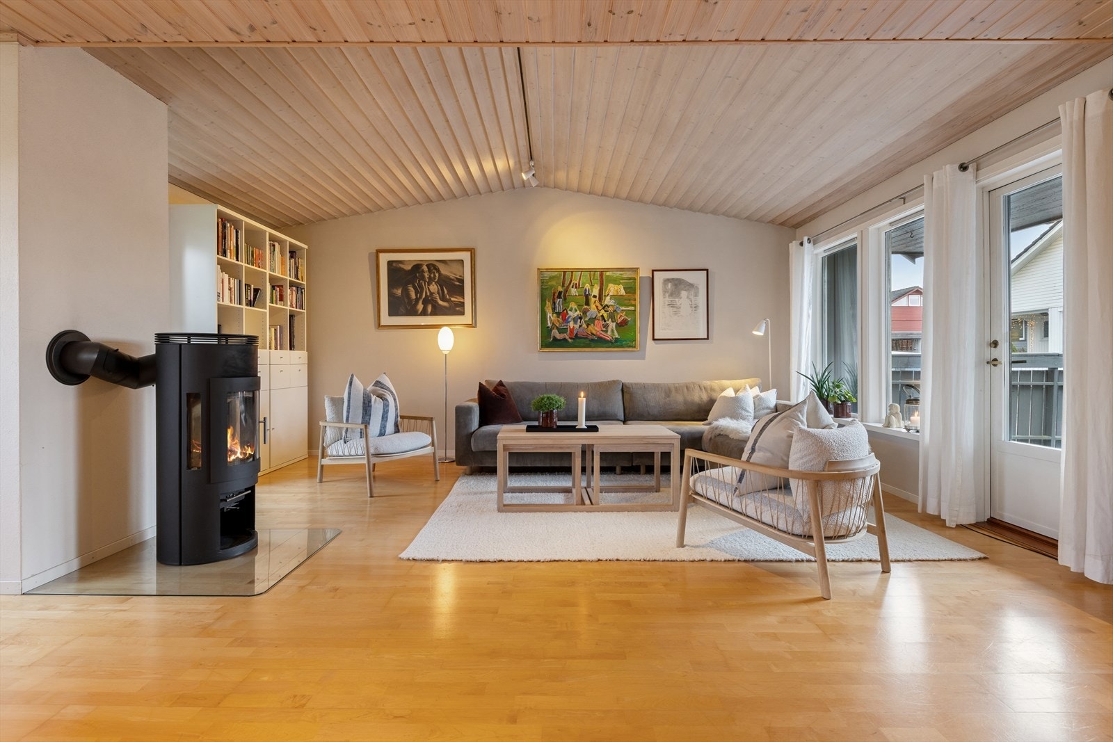 Her har man god plass til å møblere i flere soner med både sofagrupper og spisebord. Galleribilde