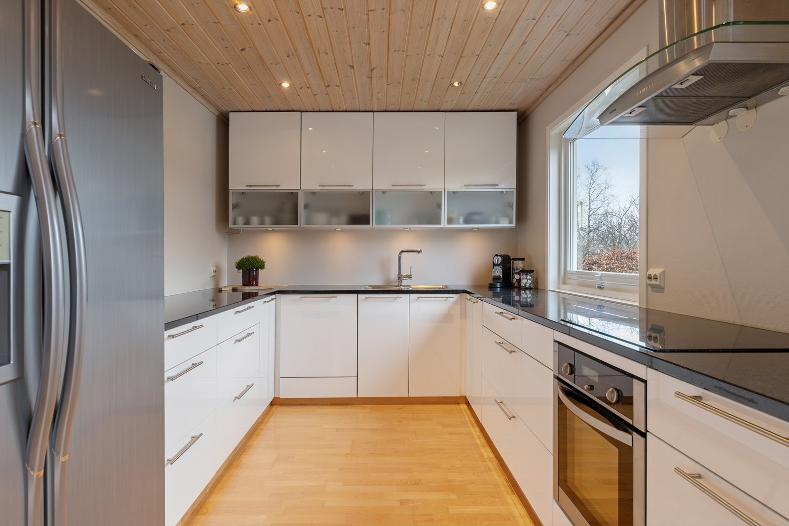 Kjøkkenet ble byttet i 2006 og er tidløst innredet med hvite, slette fronter og mørk benkeplate i laminat. Et stort og godt kjøkken hvor man har rikelig med skap- og skuffeplass, samt gode arbeidsflater på benk. Galleribilde