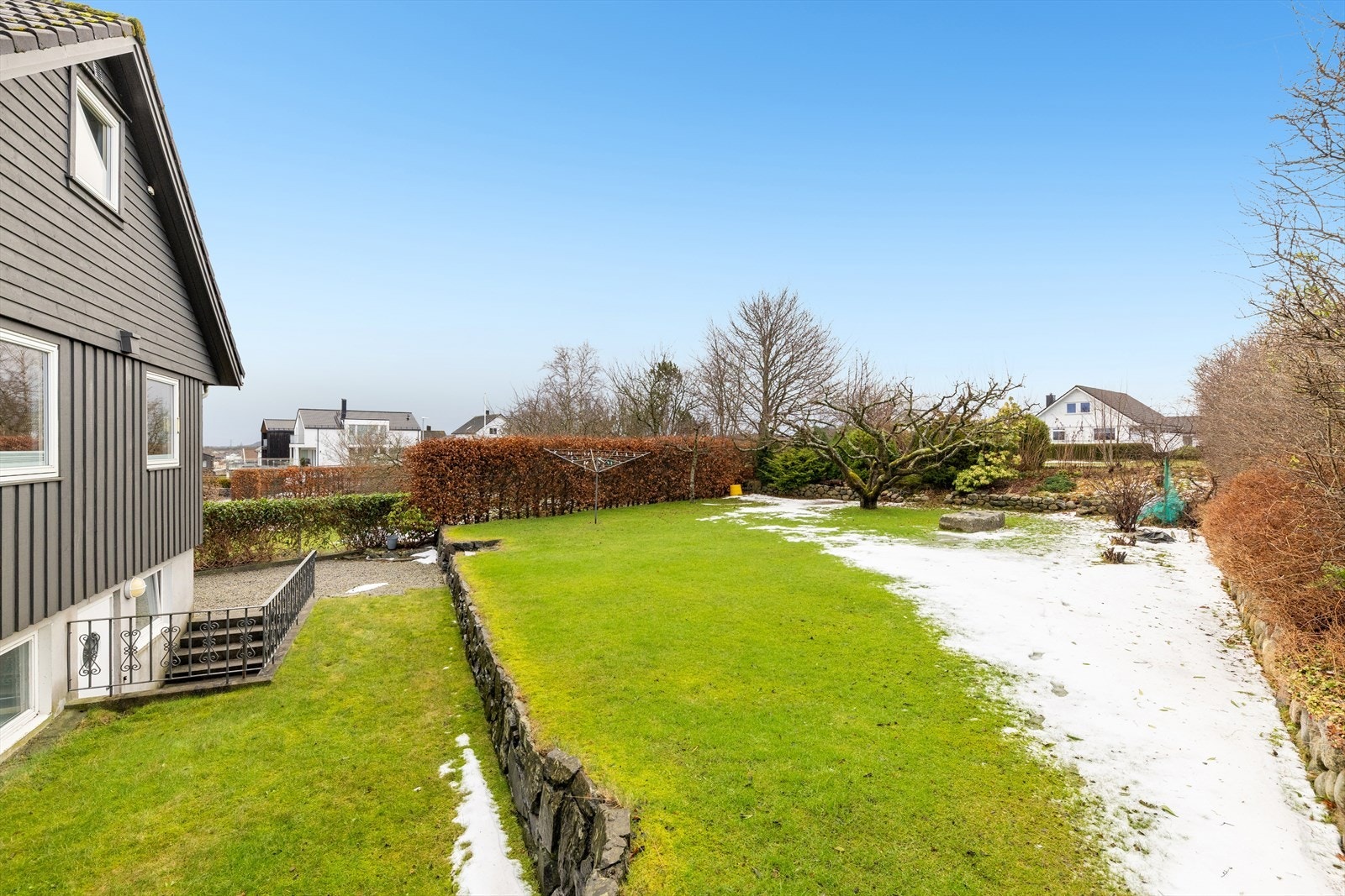 Hagen går over to nivå, grenser til friareal og er pent opparbeidet med både frukttre og andre vekster. Et flott uteområde med god boltreplass, hvor både store og små vil trives! Galleribilde