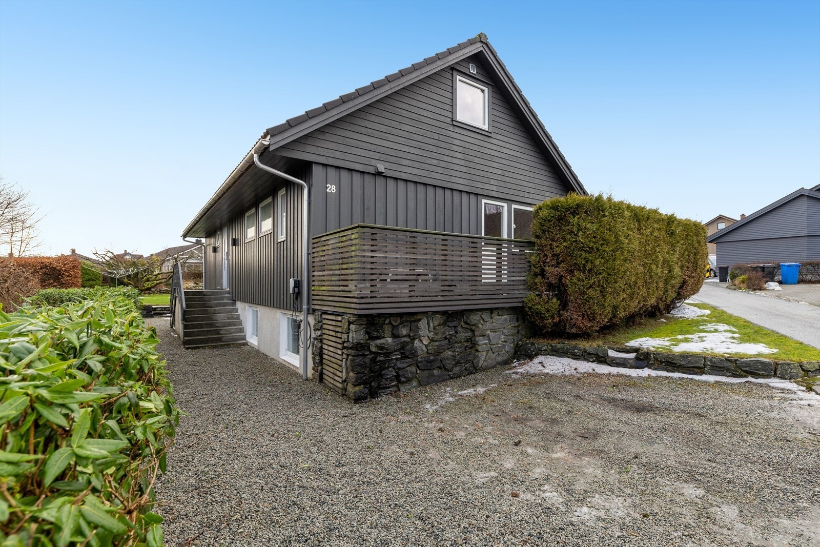 God plass til parkering i gårdsrommet og elbillader montert på husvegg. Boligen har også en tilhørende garasje i rekke med elektrisk port like bortenfor boligen. Galleribilde