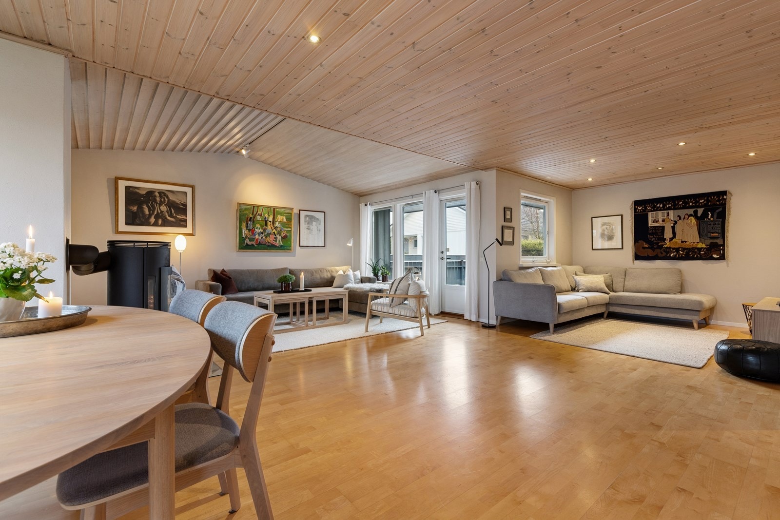 Stue og kjøkken ligger i åpen løsning. Et lyst og innbydende rom med store vindusflater som gir rikelig med naturlig lys og som er med på å skape en god romfølelse sammen med den gode takhøyden i deler av stuen. Galleribilde