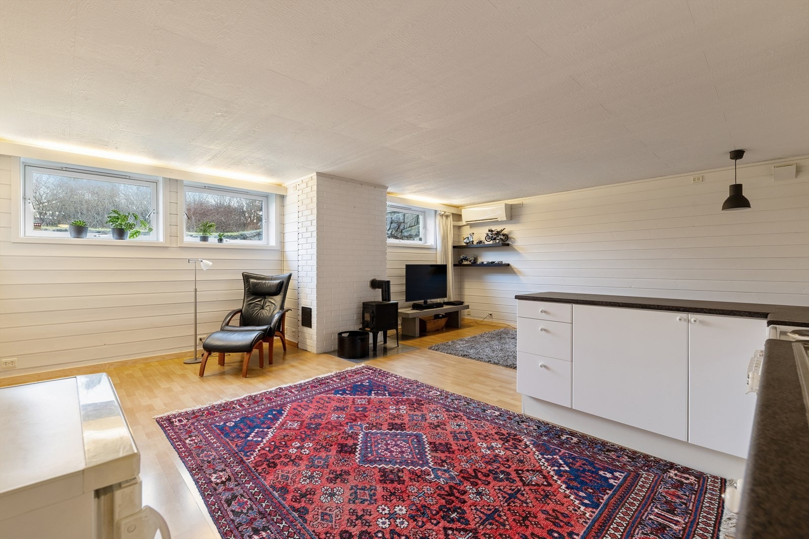 Stuen er utstyrt med både varmepumpe og vedovn som sørger for god- og energieffektiv oppvarming. Galleribilde