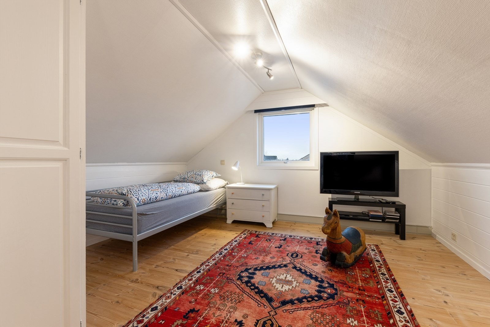 Rom innredet som soverom. Også dette er av god størrelse og har god lagringsplass i integrert garderobe (se punkt "ferdigattest"). Galleribilde