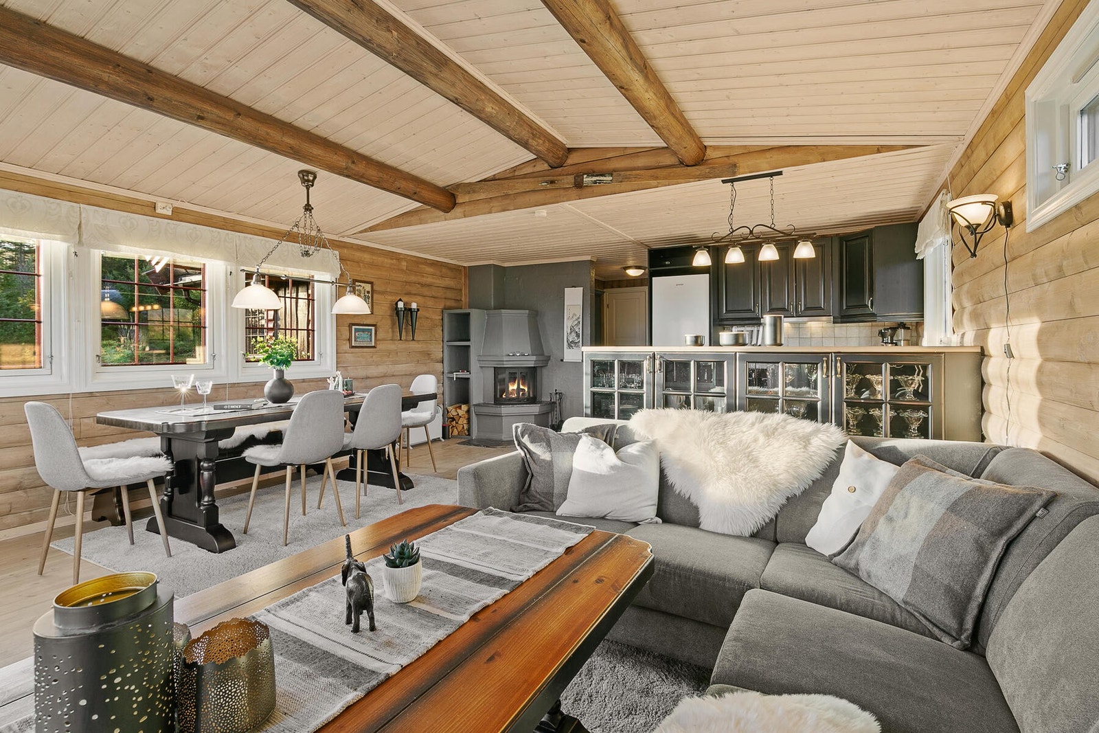 Stor stue i åpen løsning til kjøkkenet som gir et sosialt allrom. Galleribilde