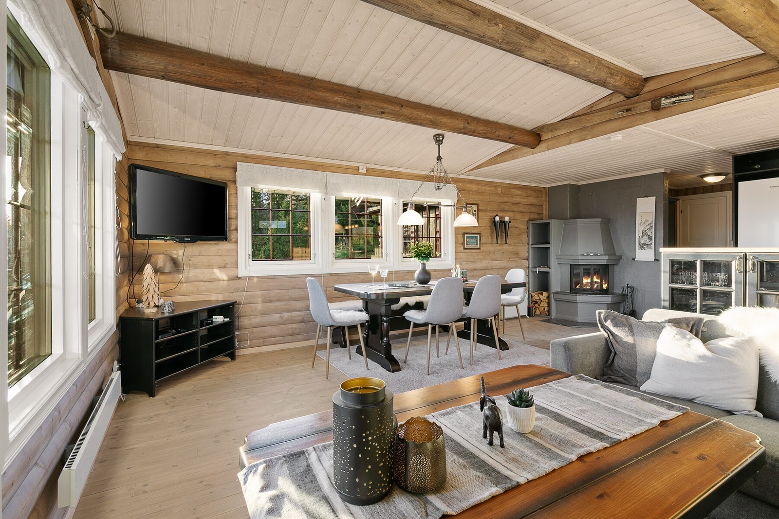 Her kan du fyre opp i peisen og nyte noe godt i glasset. Galleribilde