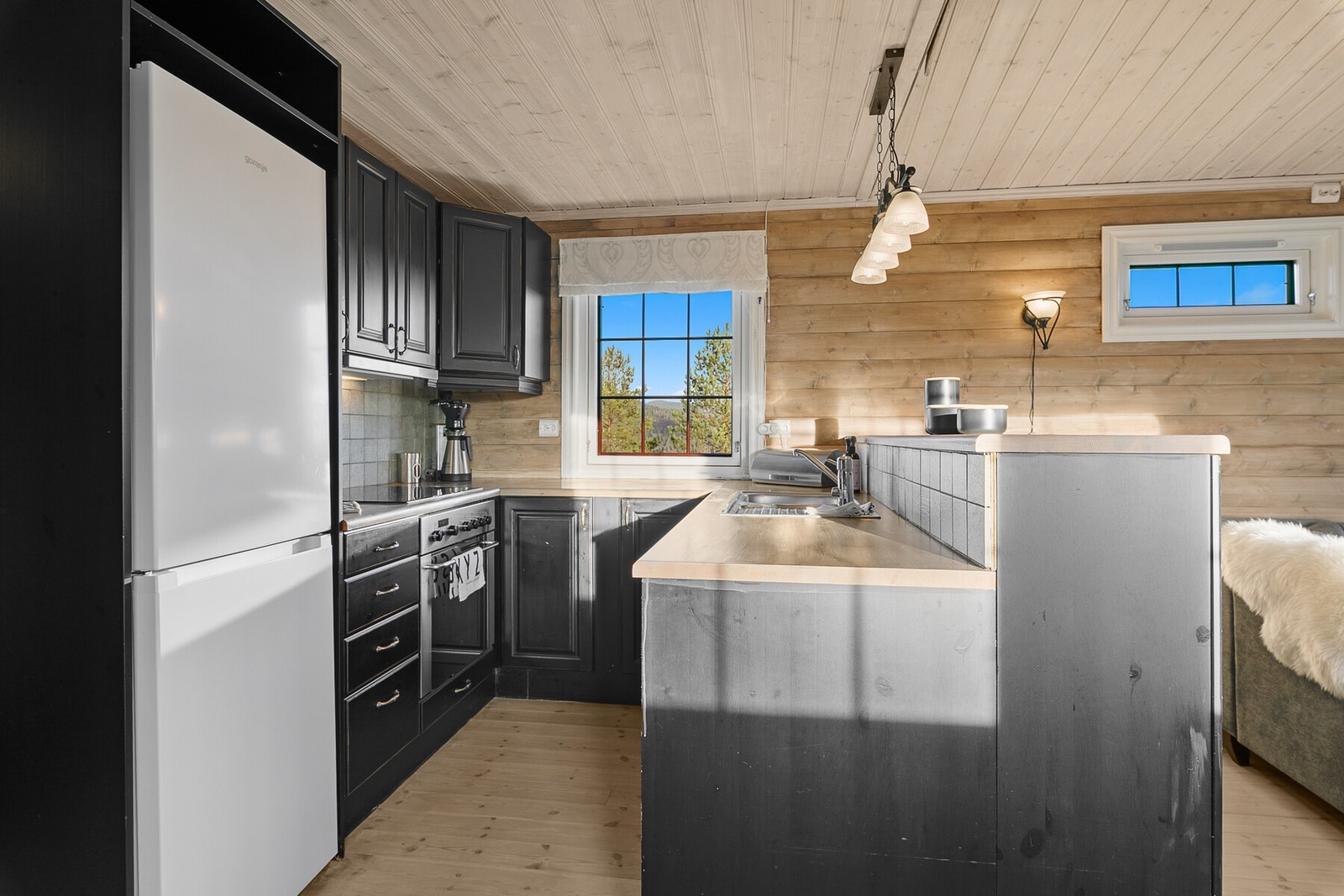 Kjøkkenet har integrert oppvaskmaskin, komfyr, platetopp og avtrekksvifte, samt nisje for kjøleskap. Galleribilde