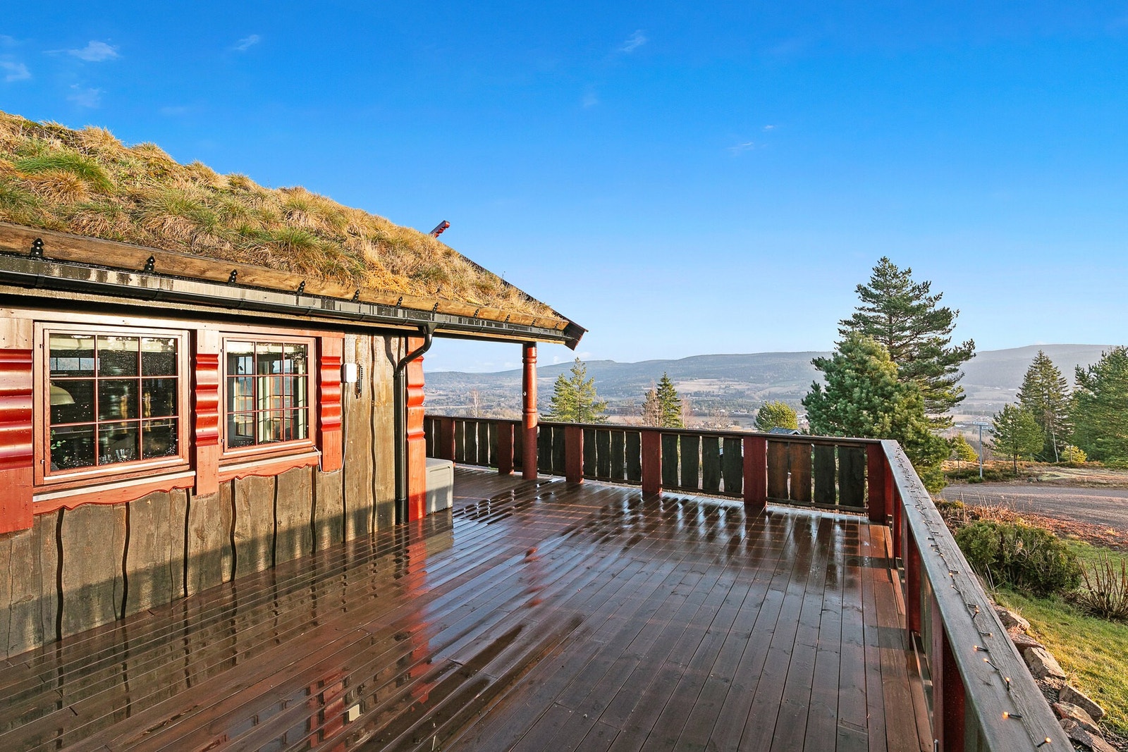 Hytta har en fin beliggenhet i høyden, med flott utsikt over dalen. Med eiendommen følger i tillegg en ubebygd tomt i front mot utsikten. Galleribilde