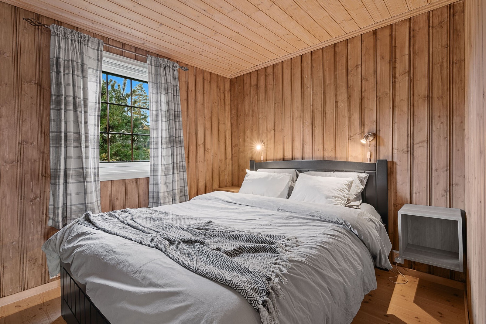 Hytta består av 3 soverom, samt praktisk hems. Galleribilde