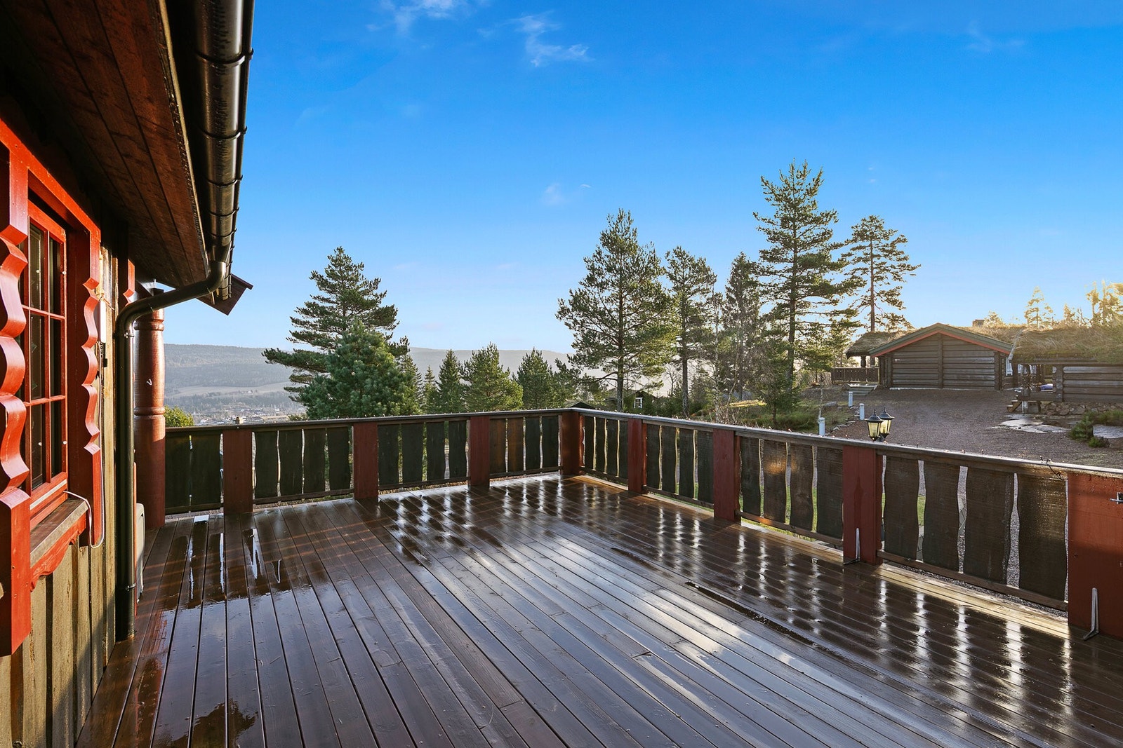 Stor terrasse med gode solforhold og hyggelig utsyn. Galleribilde