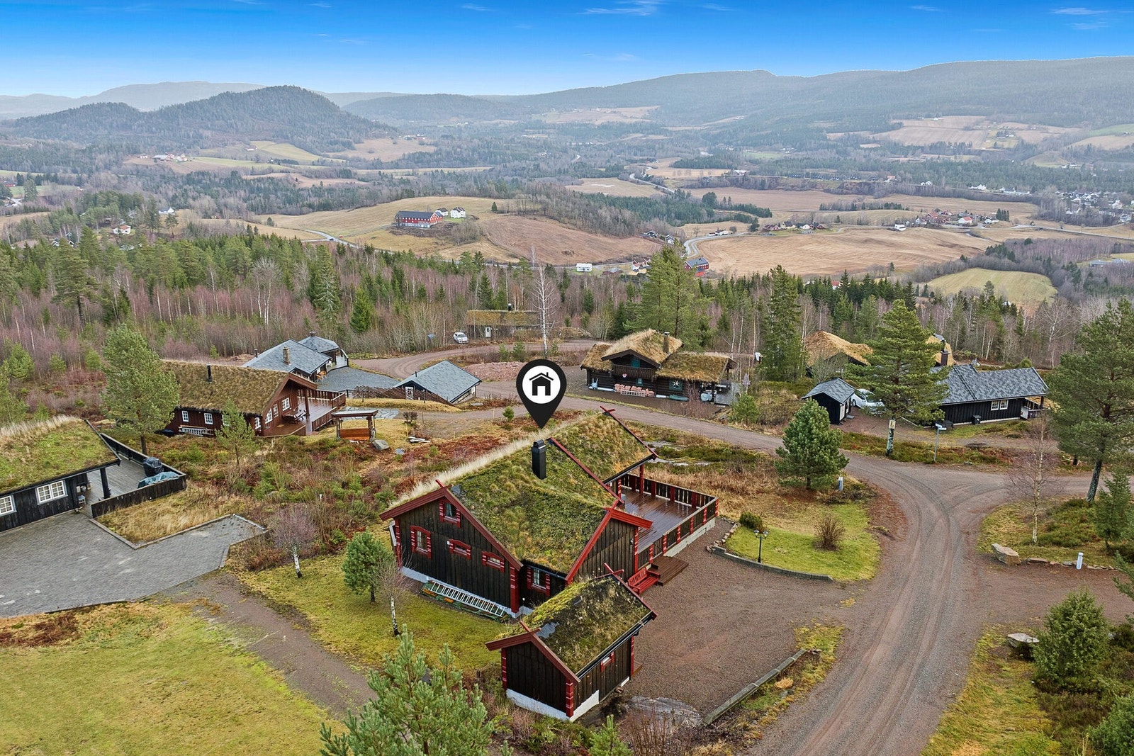 Gode parkeringsmuligheter på gruset gårdsplass. Galleribilde