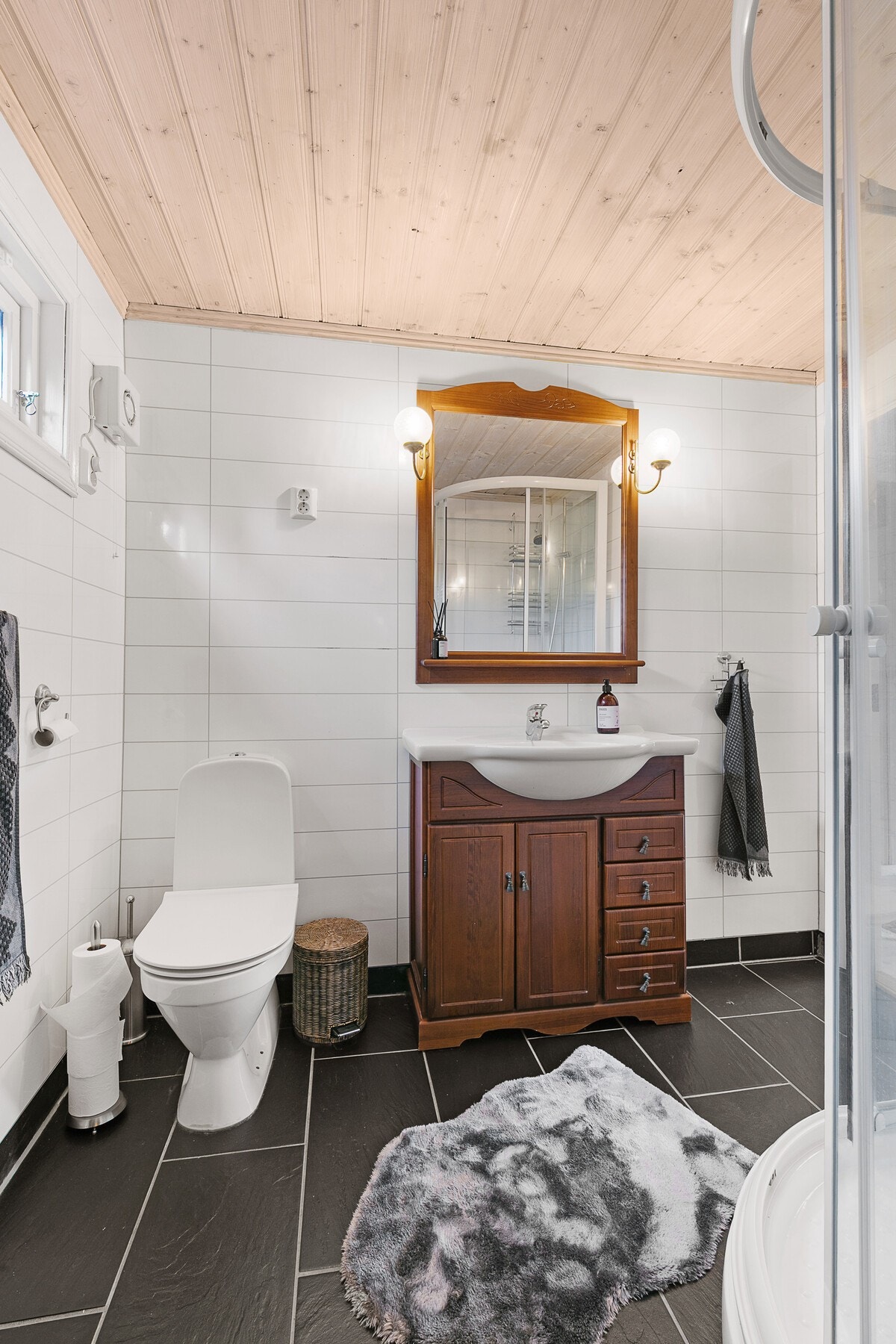 Badet har fliser på gulv og vegger med våtromsplater. Galleribilde