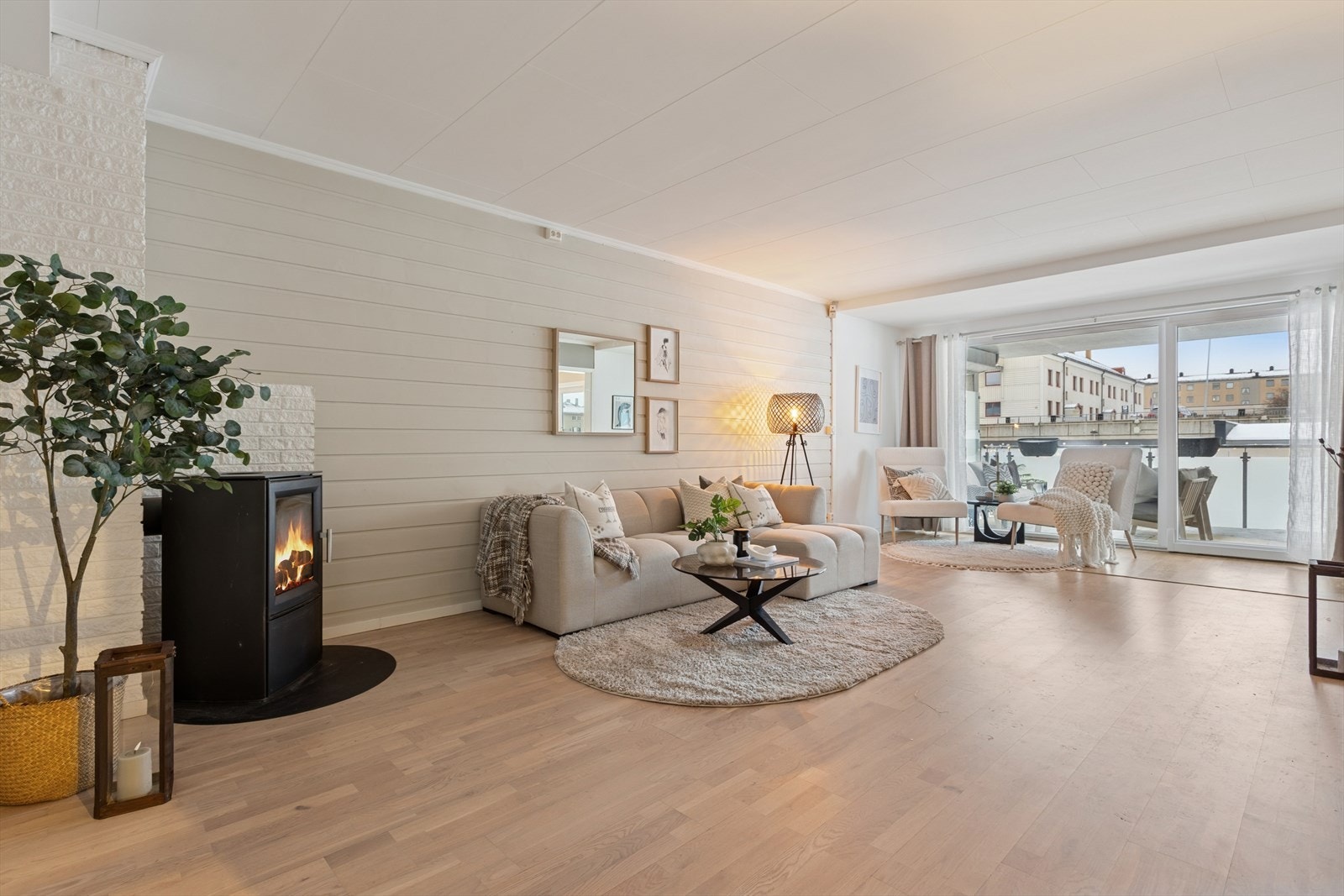 Romslig stue på ca 31 kvm. Galleribilde